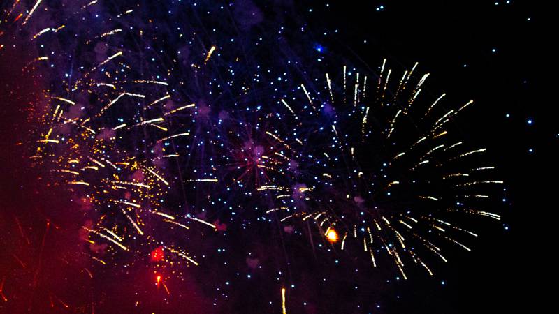 Catch a 2025 fireworks show in Starved Rock Country