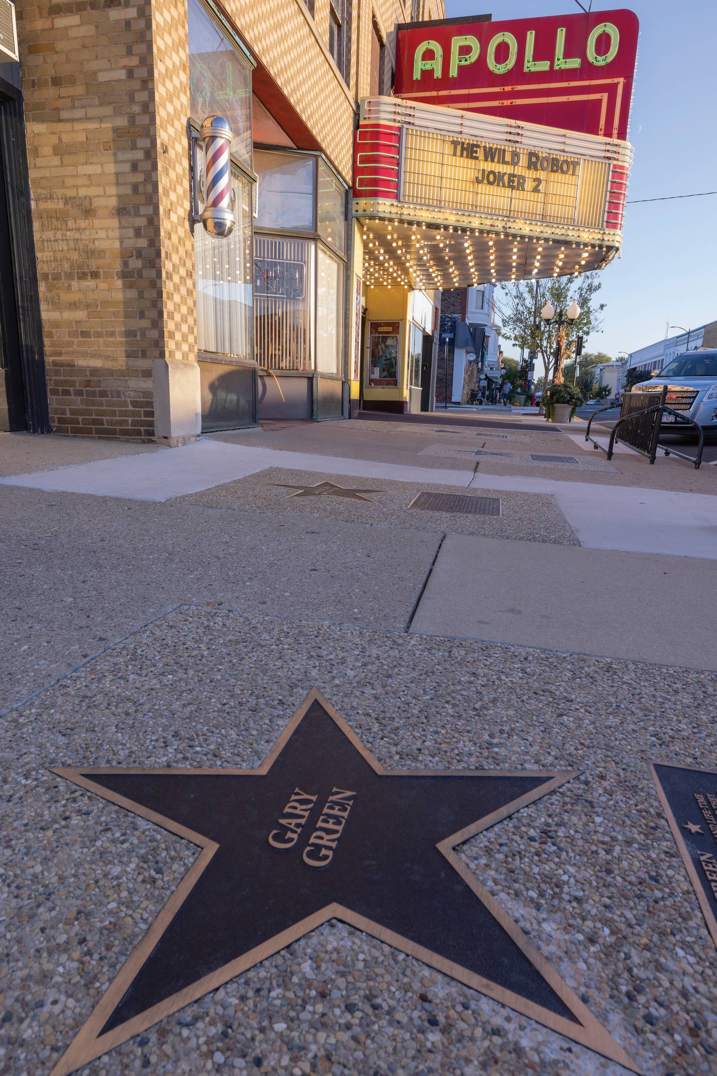 The Princeton Walk of Fame features stars and plaques in the sidewalk in front of the Apollo Theater. The monument celebrates the accomplishments of former Princeton residents.